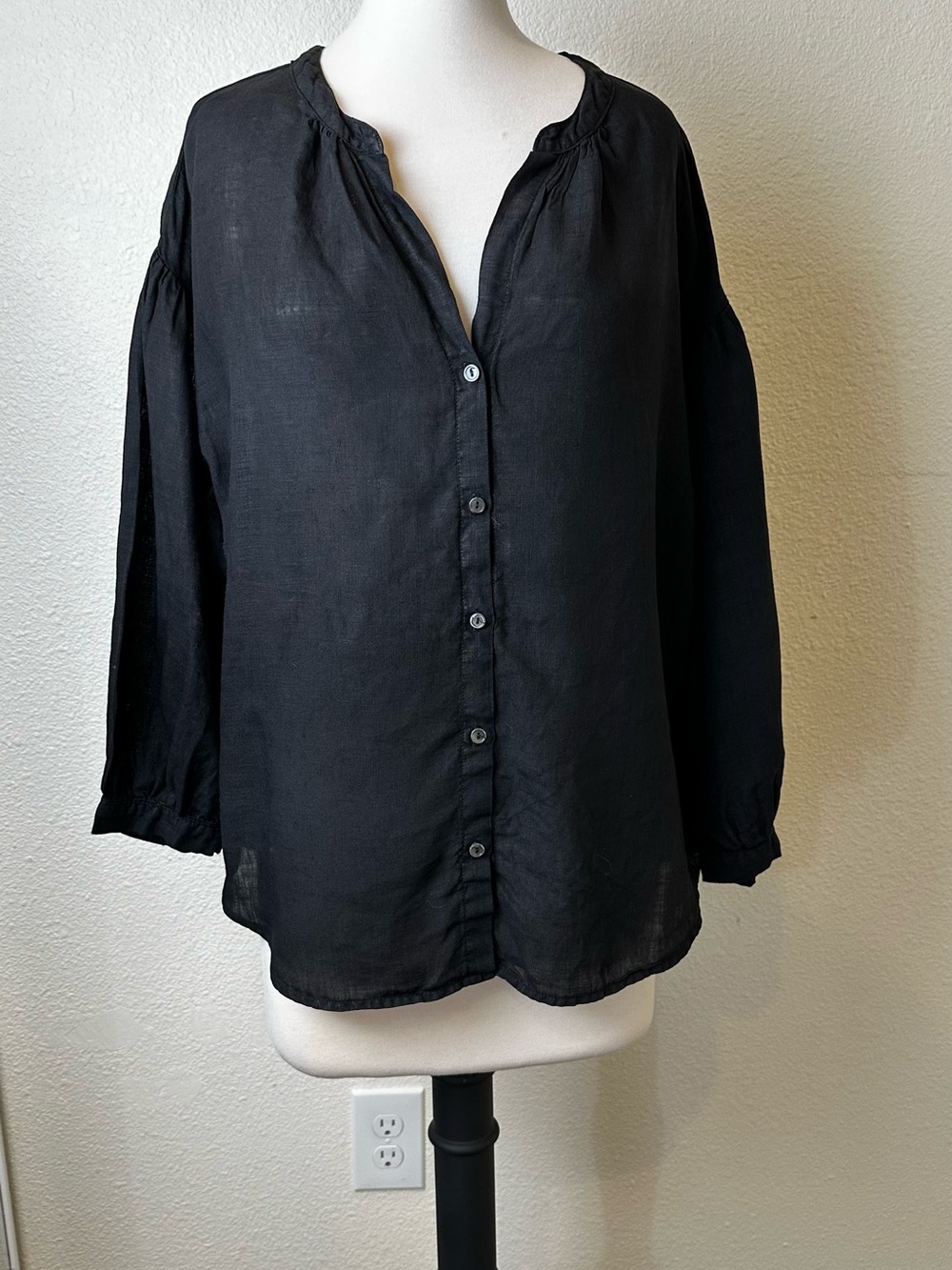 Velvet by Graham & Spencer Black Lightweight Button-Down Blouse